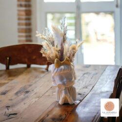 Blumenmädchen mit Trockenblumen