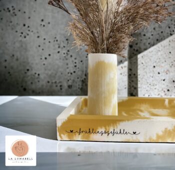 Geschenkset bestehend aus einen Tablett und einer Vase mit Trockenblumen. Material Keraflott und Farbe ist Gelb-weiß