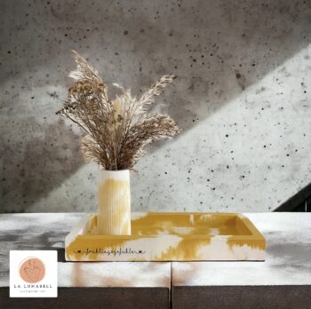 Geschenkset bestehend aus einen Tablett und einer Vase mit Trockenblumen. Material Keraflott und Farbe ist Gelb-weiß